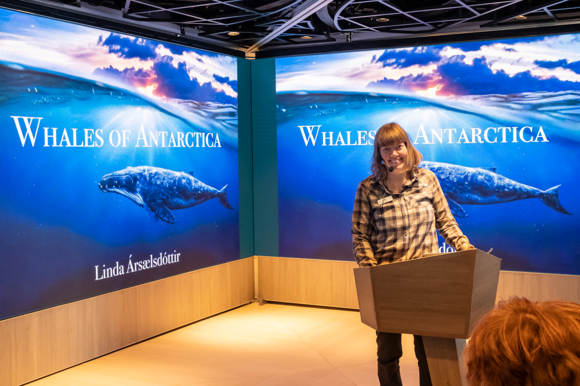 MyCruise Hurtigruten MS-Roald-Amundsen Offentlige-arealer Teater-underholdning2